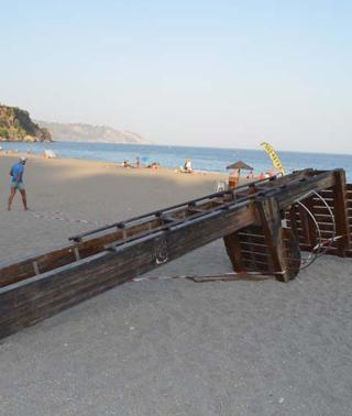 Herido leve un socorrista en Nerja tras romperse la torreta de